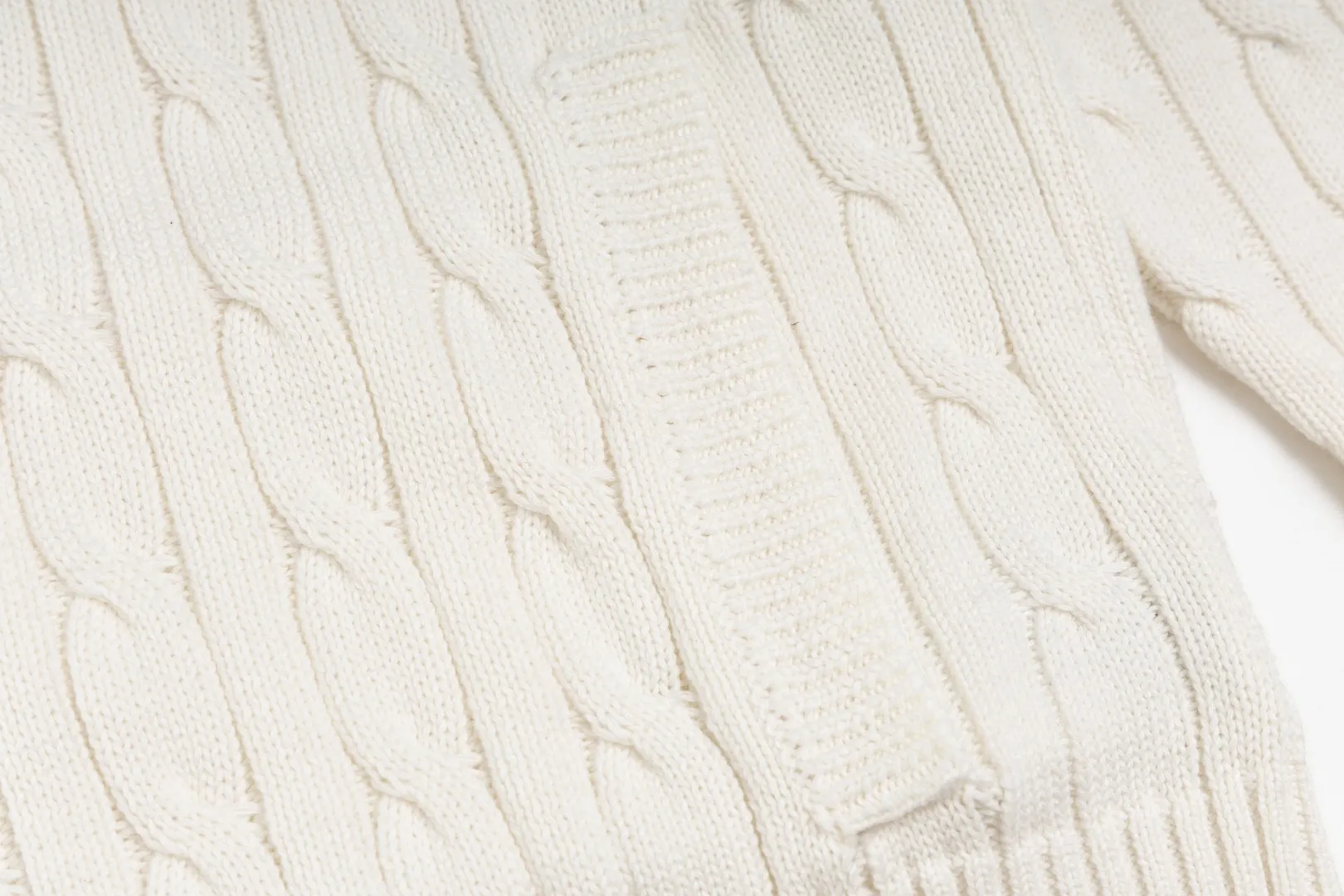 P260 #R98 RALPH LAUREN Ralph Lauren nine-color classic small label embroidery logo full zipper knitted cable cardigan sweater, high-density LOGO embroidery on the chest, original customization of tag accessories. Made of pure cotton yarn, pure cotton is skin-friendly and comfortable, small label war horse embroidered twist zipper cardigan sweater 🐎 high quality, follow the blogger to learn how to wear it! Let’s buy a Ralph Lauren cable sweater. It’s a super hard-to-find series after it became popular. It’s hard to find one on the official website. It’s simple and practical to wear, with a lazy and loose feel. The thickened fabric has more texture, feels soft and delicate, and has a loose fit. Whether worn alone or layered, you can wear different styles of fashion with just one piece!   Size：XS S M L